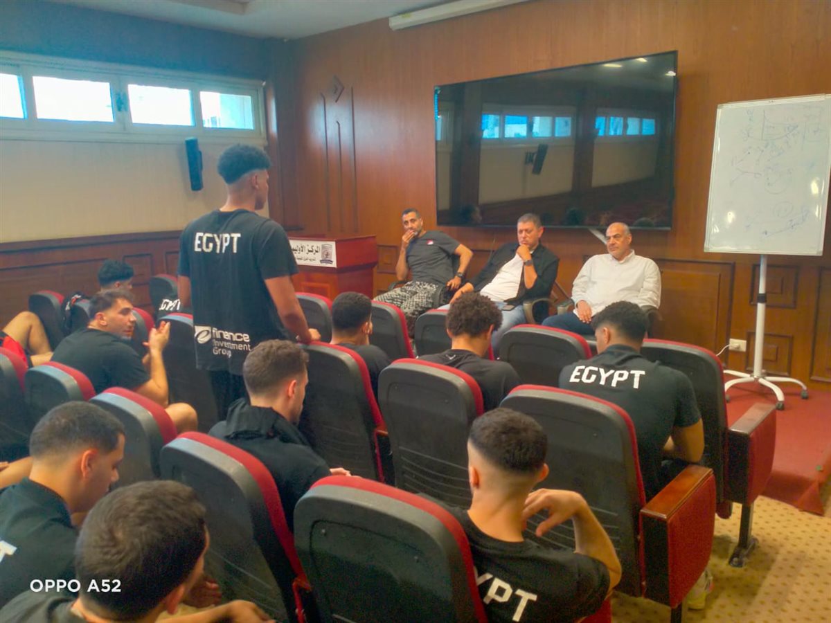 <strong>جلسة تحفيزية لمنتخب شباب اليد قبل المشاركة في كأس العرب بالكويت</strong>