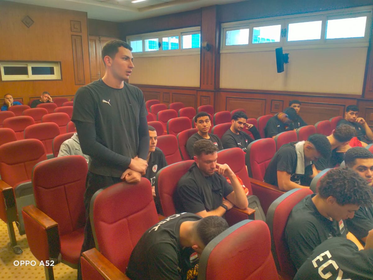 <strong>جلسة تحفيزية لمنتخب شباب اليد قبل المشاركة في كأس العرب بالكويت</strong>