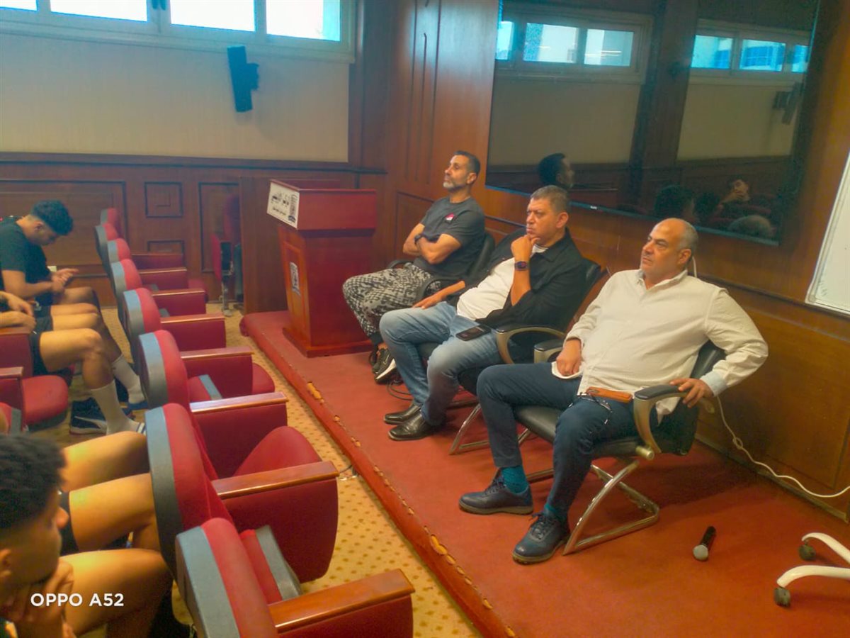 <strong>جلسة تحفيزية لمنتخب شباب اليد قبل المشاركة في كأس العرب بالكويت</strong>