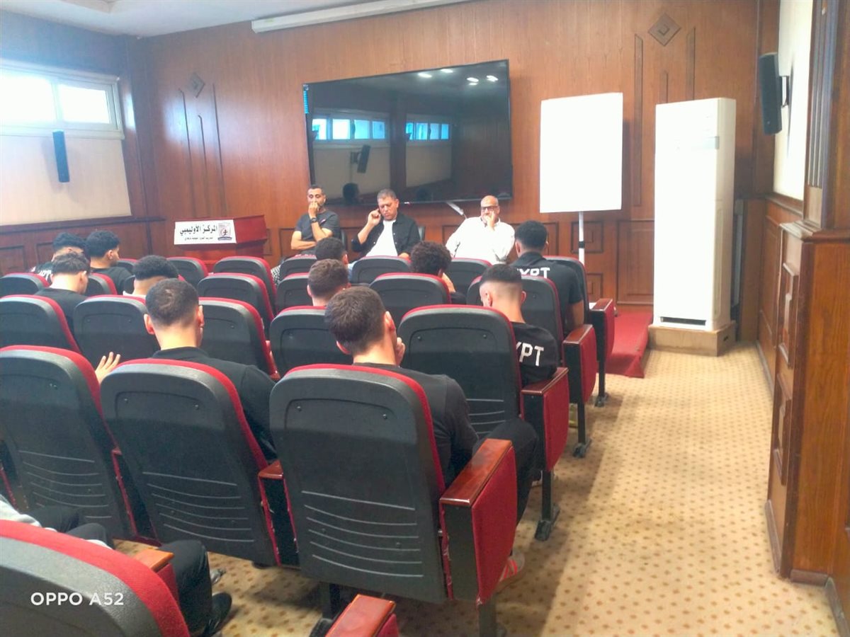 <strong>جلسة تحفيزية لمنتخب شباب اليد قبل المشاركة في كأس العرب بالكويت</strong>