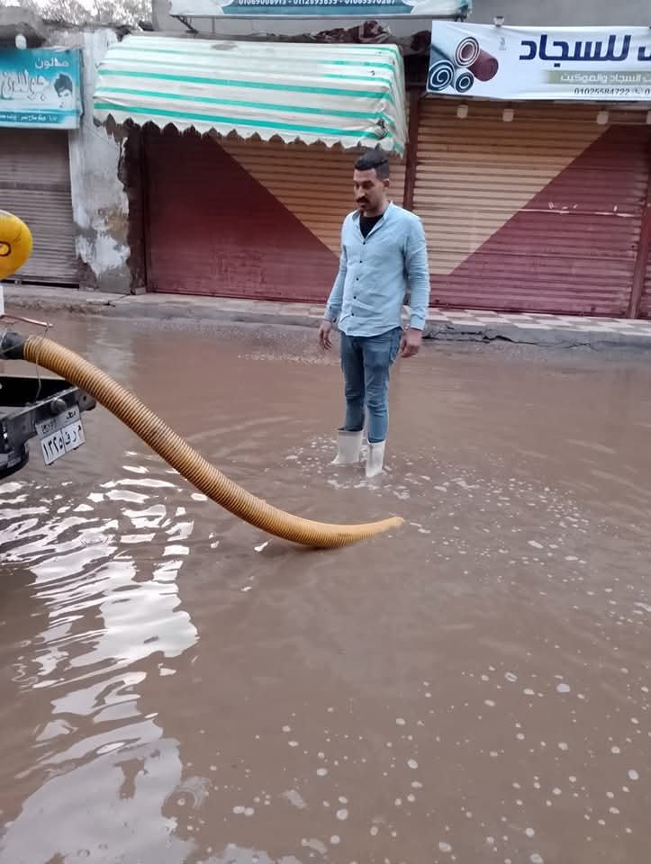 التعامل مع تراكمات مياه الأمطار في شوارع المنوفية