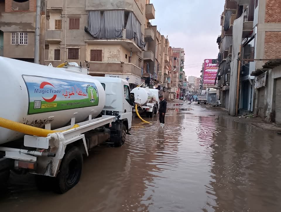 التعامل مع تراكمات مياه الأمطار في شوارع المنوفية
