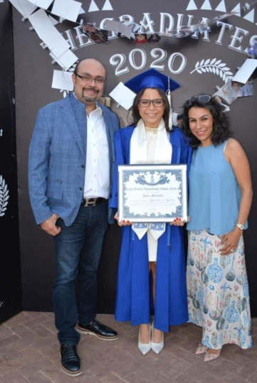 وليد مصطفى يحتفل بتخرج أبنته