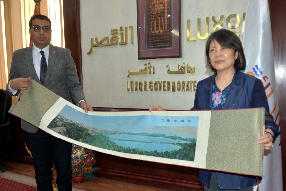 نائب محافظ الأقصر يستقبل وفد صينى