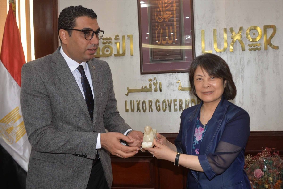 نائب محافظ الأقصر يستقبل وفد صينى