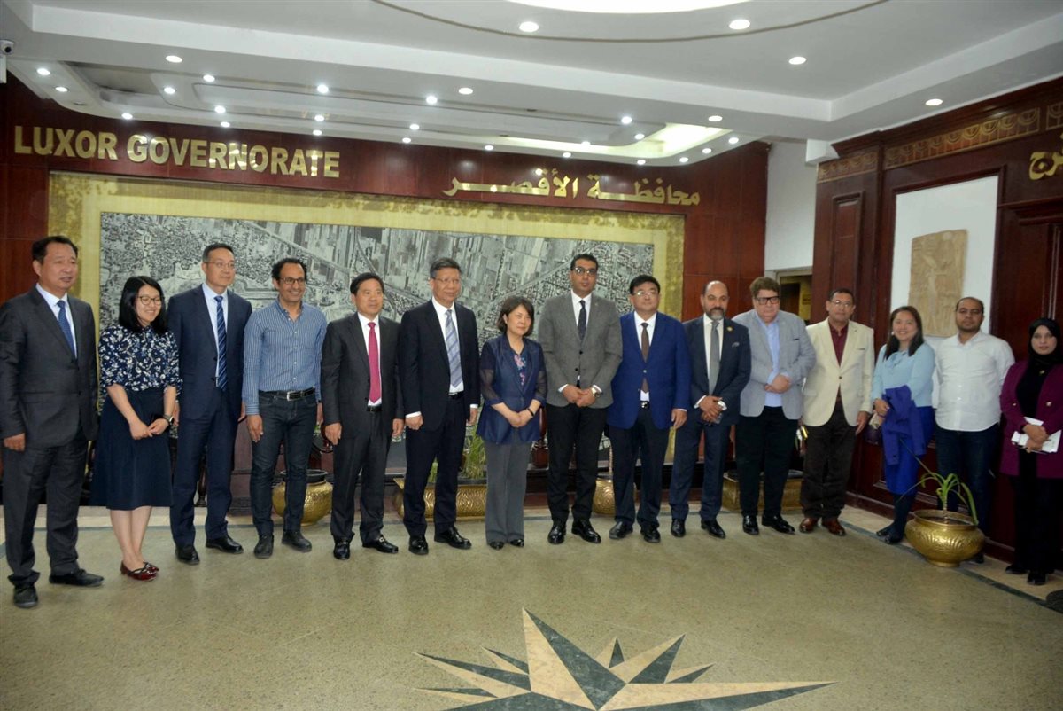 نائب محافظ الأقصر يستقبل وفد صينى