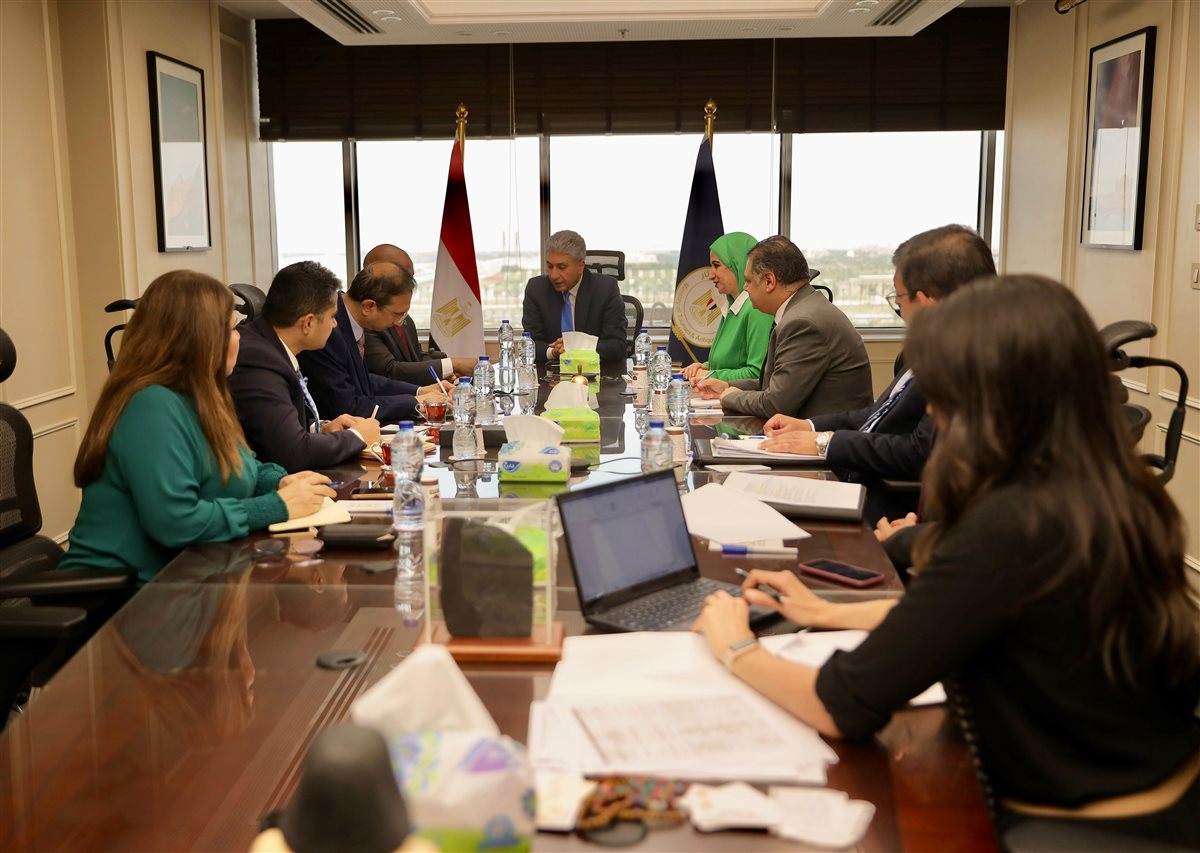 وزير السياحة يلتقي سكرتير عام منظمة الدول الثماني النامية للتعاون الاقتصادي 