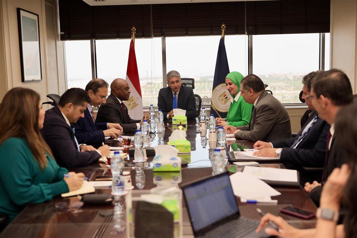 وزير السياحة يلتقي سكرتير عام منظمة الدول الثماني النامية للتعاون الاقتصادي 