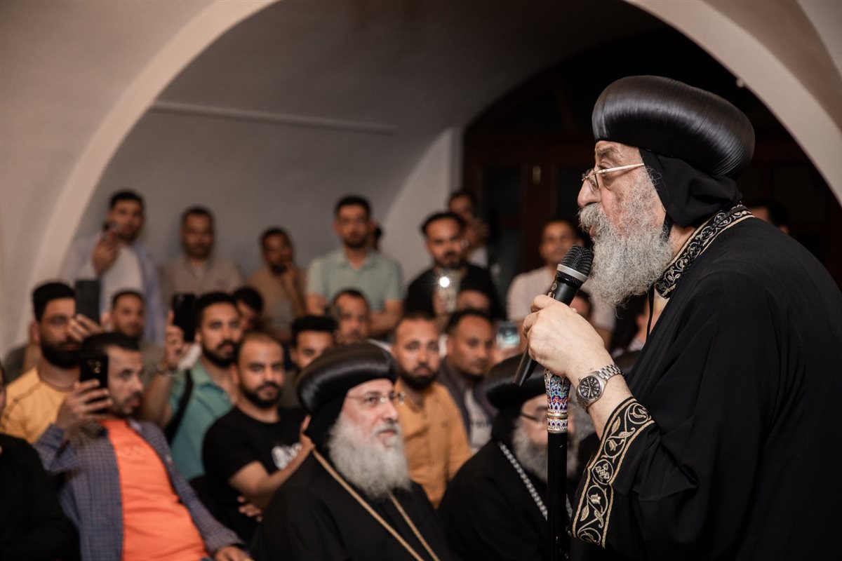 البابا تواضروس يلتقي أبناء الكنيسة القبطية في صربيا