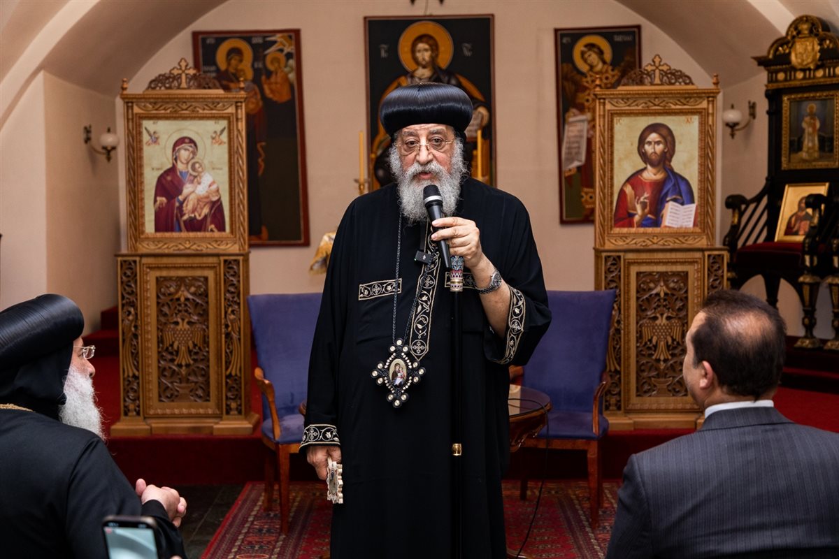 البابا تواضروس يلتقي أبناء الكنيسة القبطية في صربيا