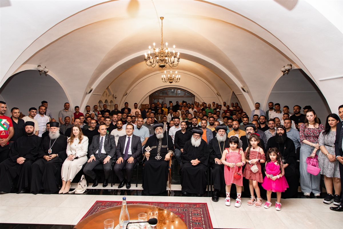البابا تواضروس يلتقي أبناء الكنيسة القبطية في صربيا