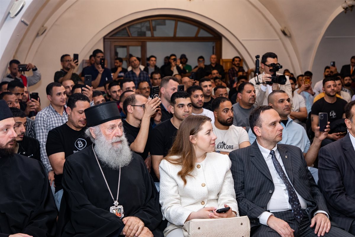 البابا تواضروس يلتقي أبناء الكنيسة القبطية في صربيا