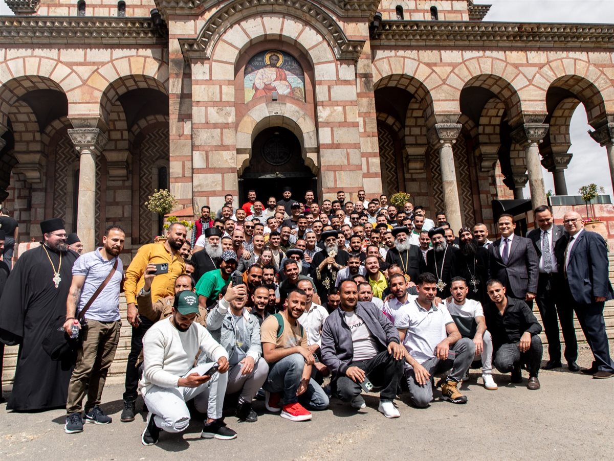 البابا تواضروس يلتقي أبناء الكنيسة القبطية في صربيا