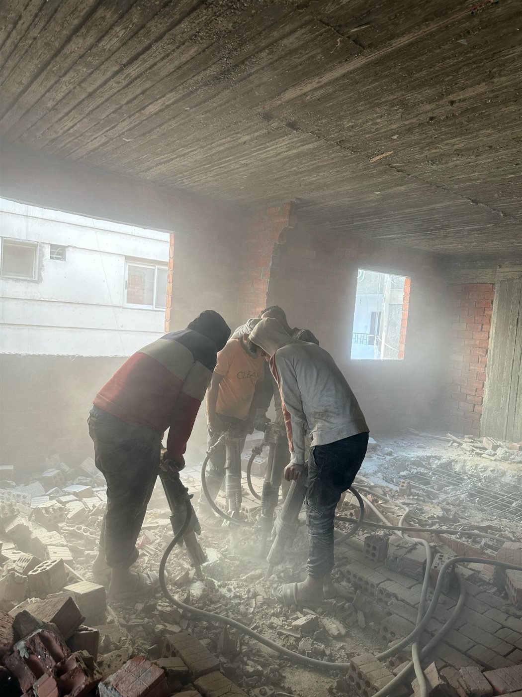 رئيس حي شرق مدينة نصر: إزالة 4 أدوار مخالفة بأحد عقارات شارع محمد كامل الحاروني| صور