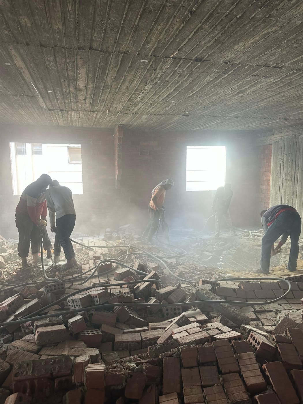 رئيس حي شرق مدينة نصر: إزالة 4 أدوار مخالفة بأحد عقارات شارع محمد كامل الحاروني| صور