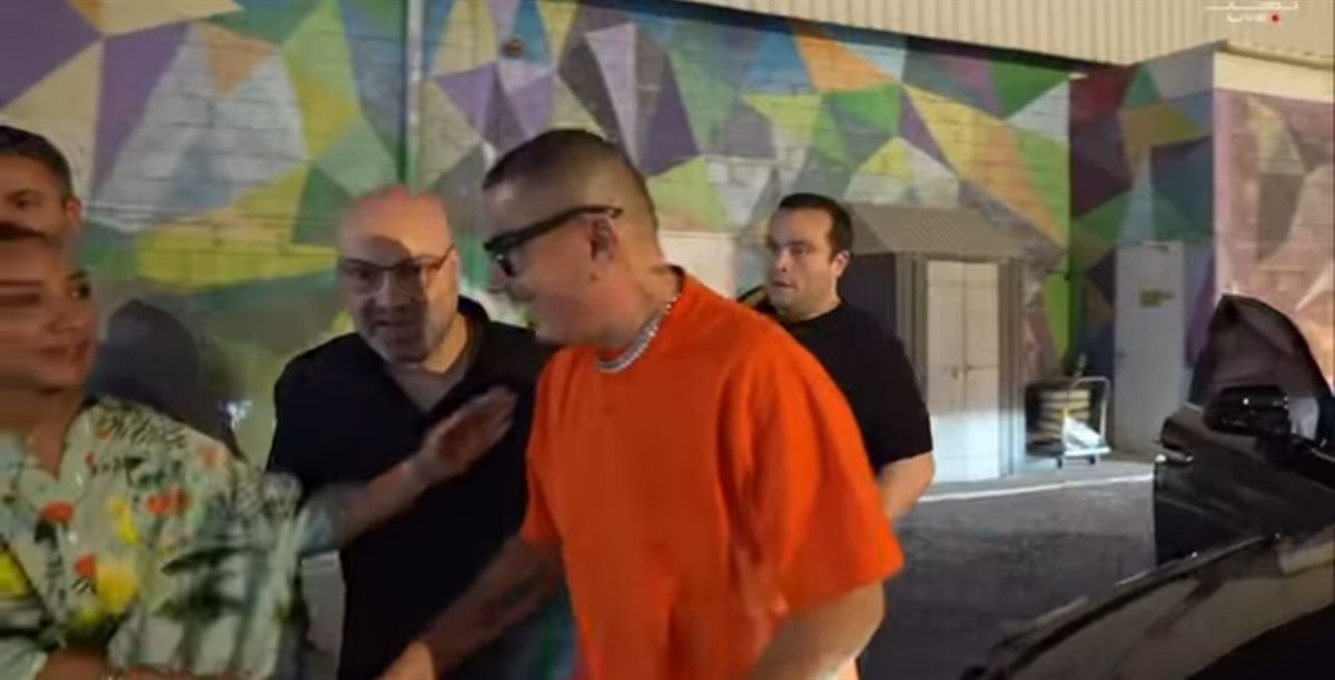 بـ لوك جديد.. عمرو دياب يشعل حفله في القرية العالمية بـ دبي