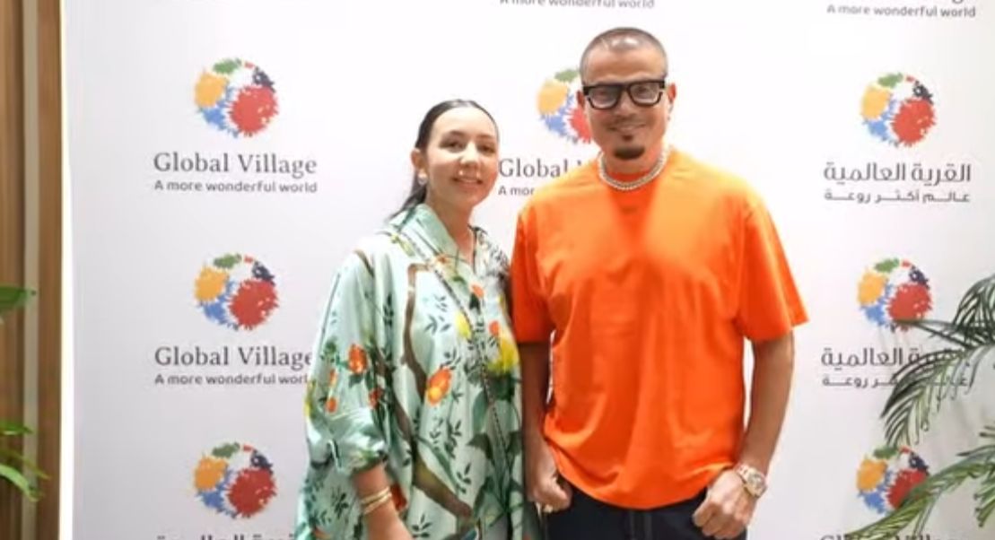 بـ لوك جديد.. عمرو دياب يشعل حفله في القرية العالمية بـ دبي