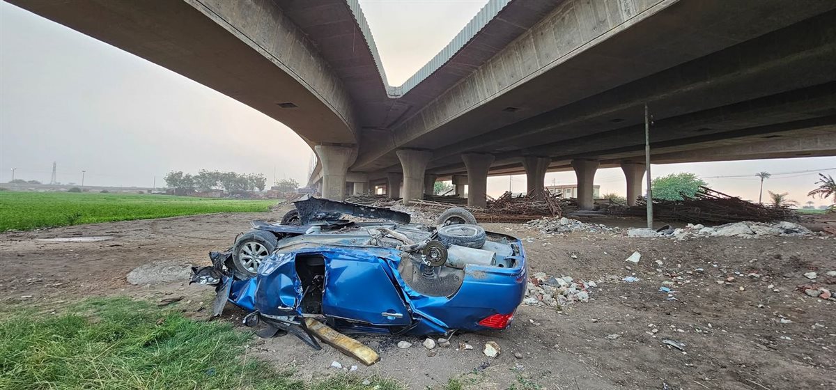 سقوط سيارة من أعلى الدائري بنزلة الصف في الجيزة