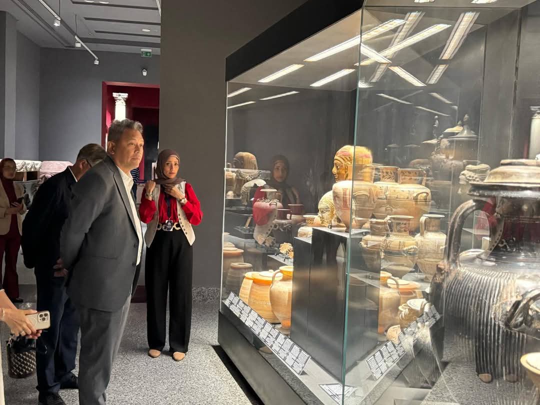 نائب وزير الخارجية التايلاندي ووفد من هيئة الرقابة العامة برومانيا يزورون المتحف اليوناني الروماني