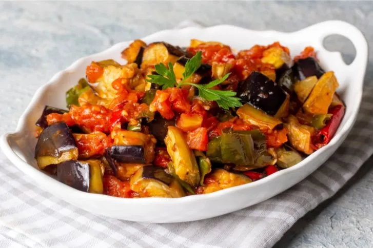 طريقة عمل مسقعة الباذنجان بالطماطم