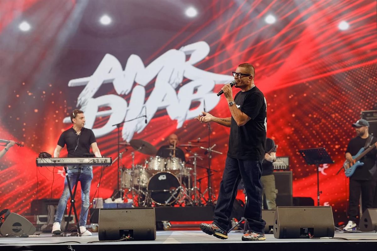 عمرو دياب يتألق في حفل القرية العالمية بـ دبي