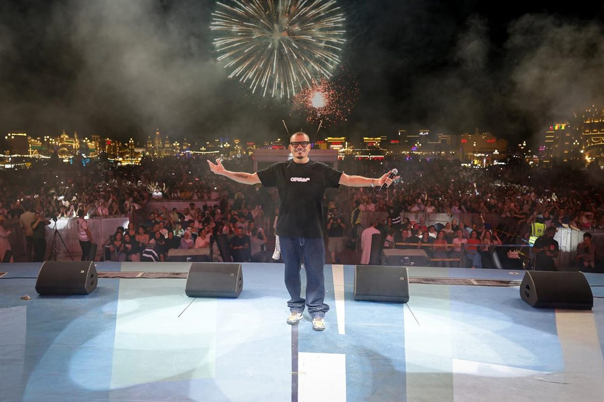 عمرو دياب يتألق في حفل القرية العالمية بـ دبي