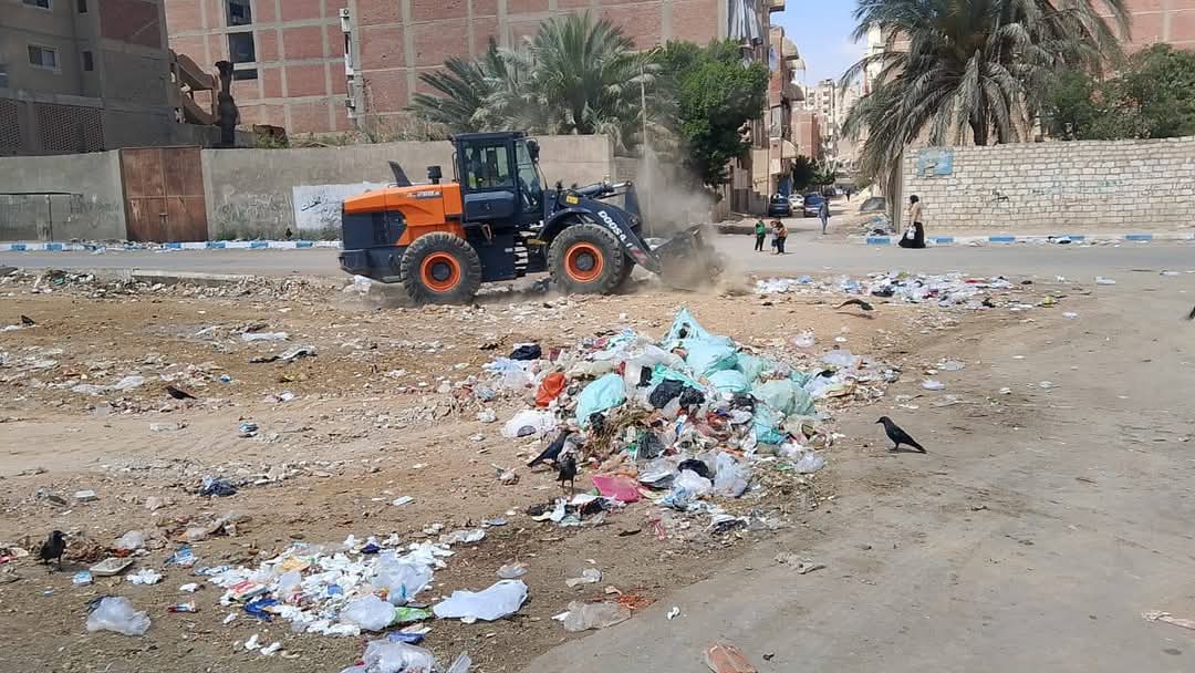 رفع المخلفات في حي الأربعين