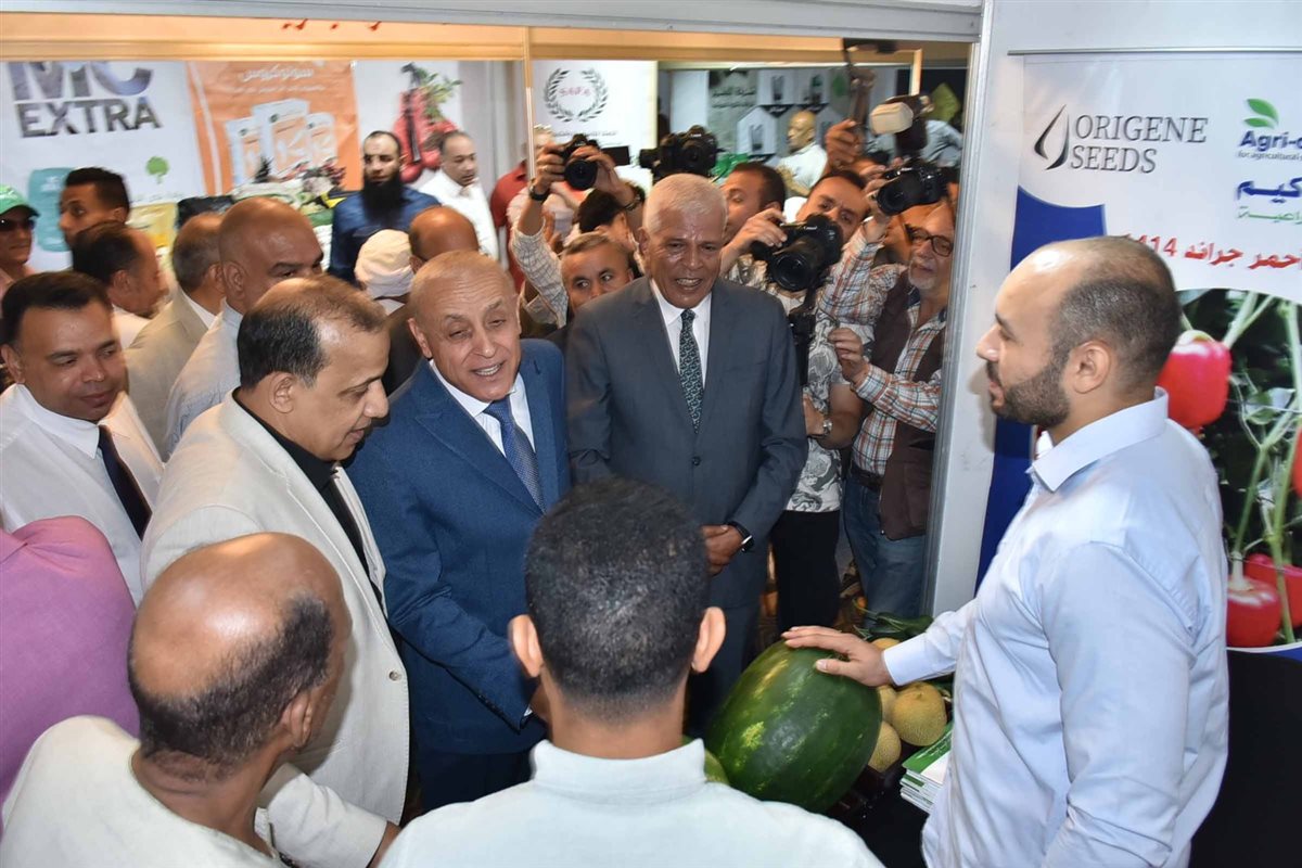 محافظ الأقصر يستعرض احدث تقنيات الزراعة 