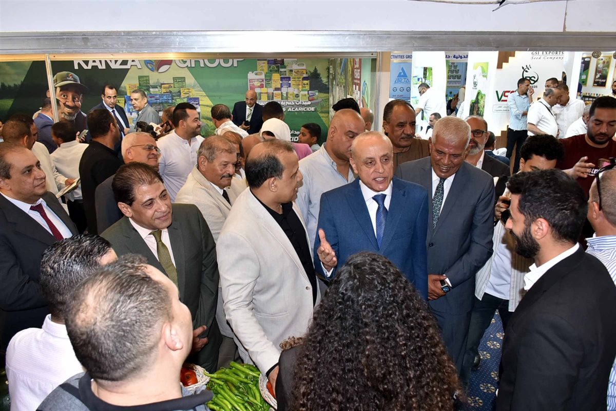 محافظ الأقصر يستعرض احدث تقنيات الزراعة 