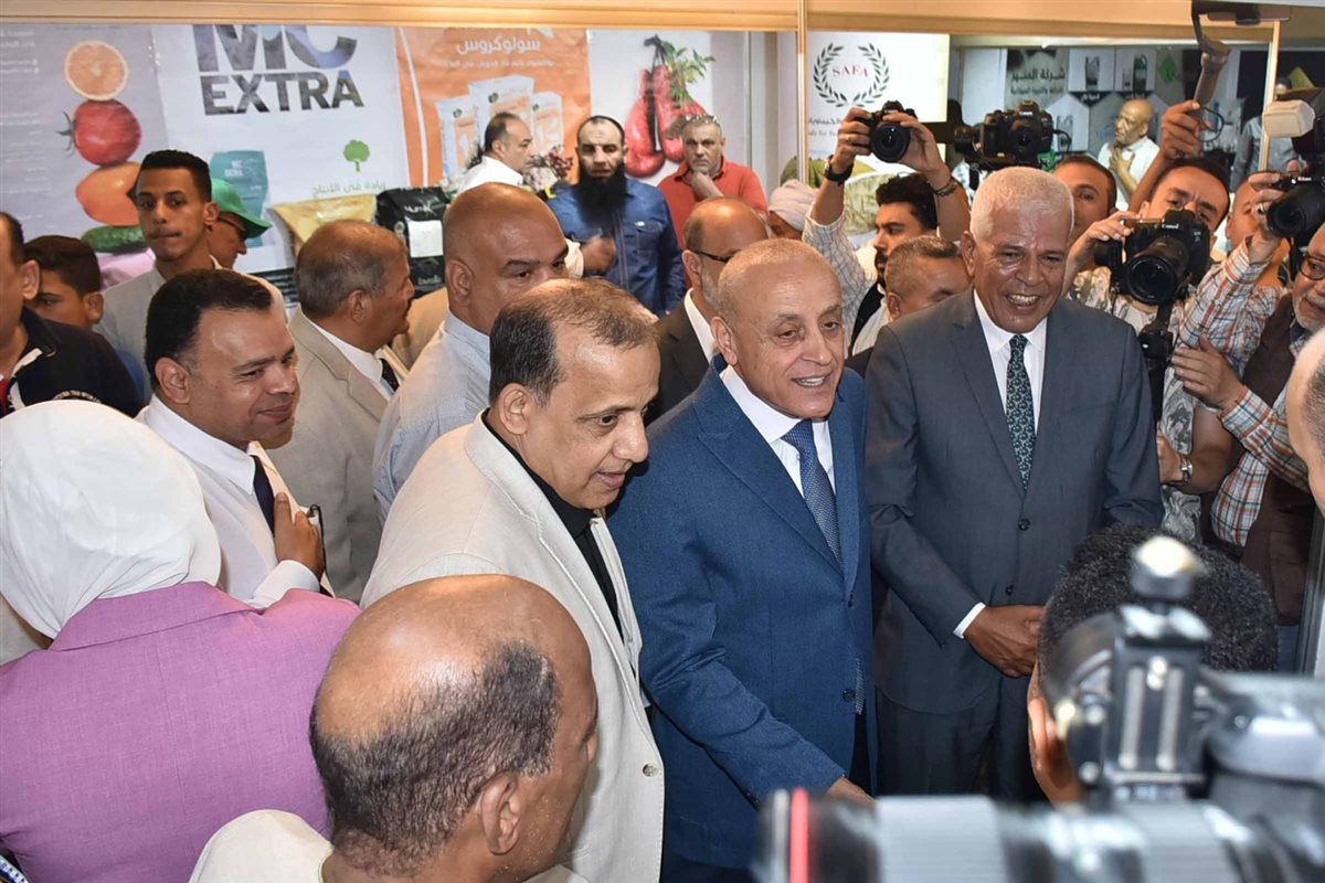 محافظ الأقصر يستعرض احدث تقنيات الزراعة 