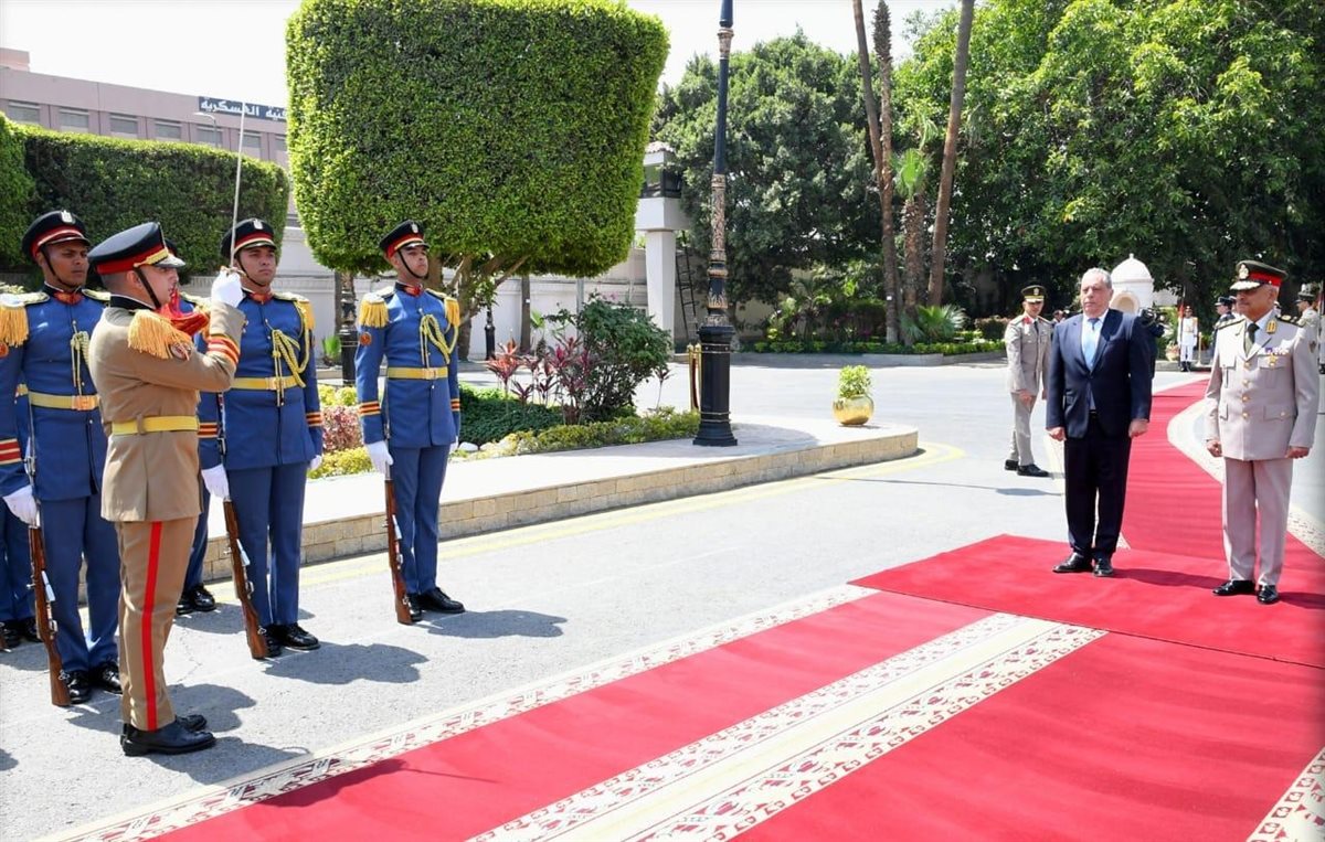 الفريق أول عبدالمجيد صقر القائد العام للقوات المسلحة وزير الدفاع والإنتاج الحربى يلتقى وزير الدفاع القبرصى