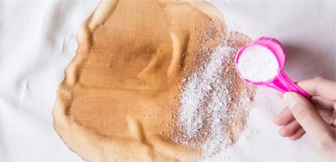 أفضل الطرق لإزالة بقع القهوة والشاي من الملابس بسهولة