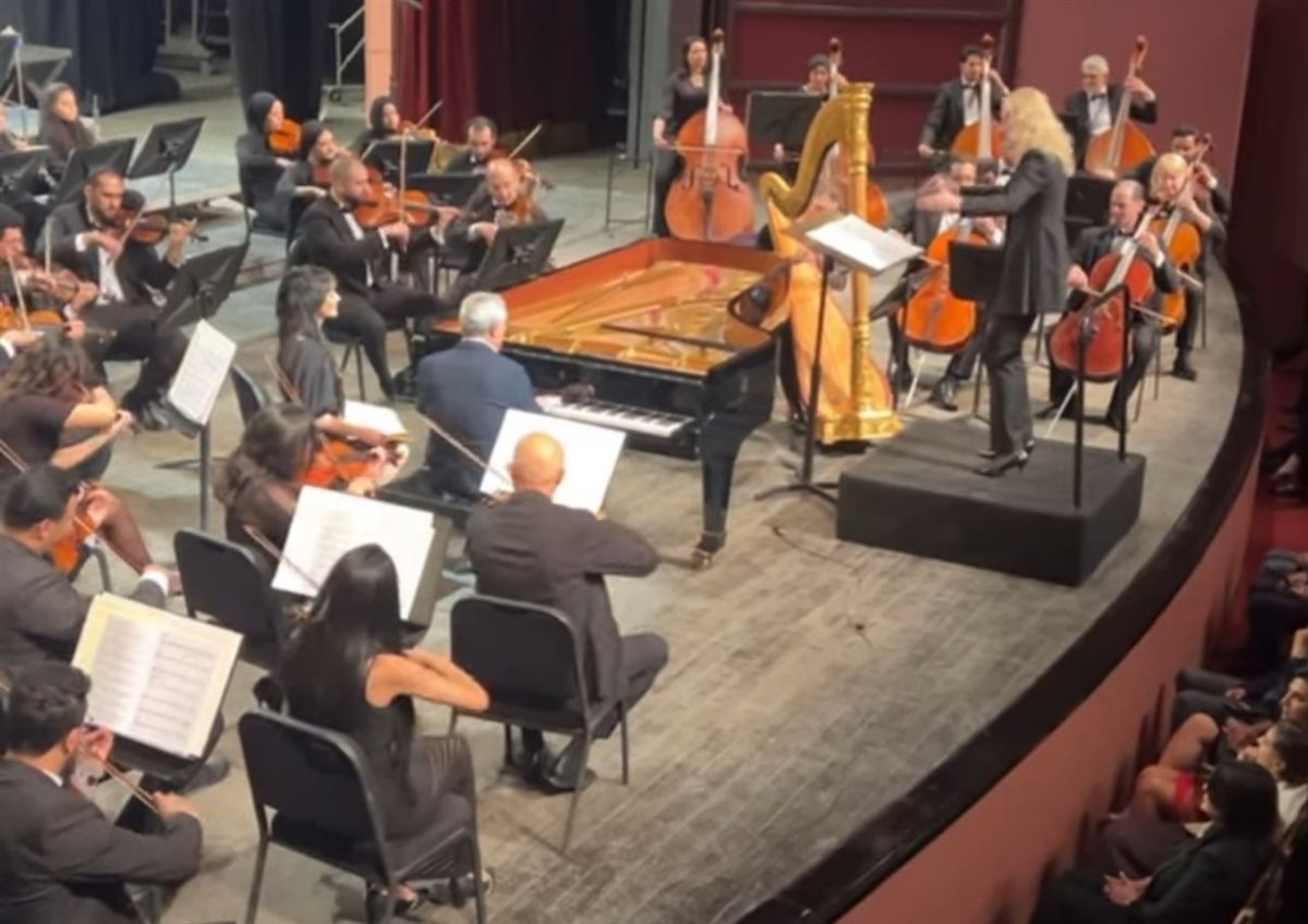 عائدها لصالح اللاجئين من غزة.. سميح ساويرس يبدع على البيانو في حفله بدار الأوبرا