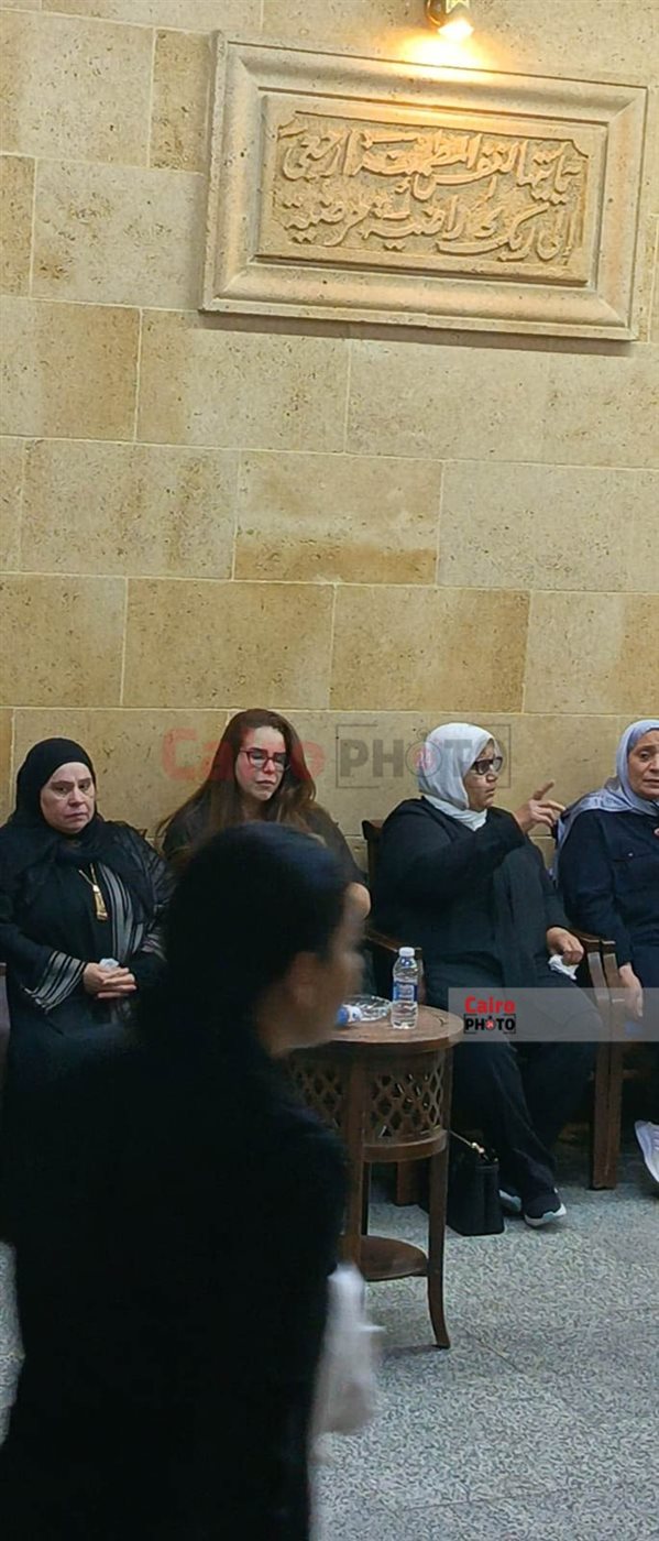 دنيا عبد العزيز أول الحاضرين في عزاء حماة المنتج محمد السبكي بمسجد الحامدية الشاذلية
