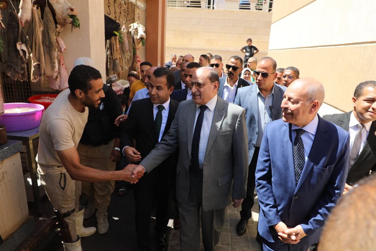 محافظ القاهرة يفتتح سوقيين حضاريين بحي المقطم