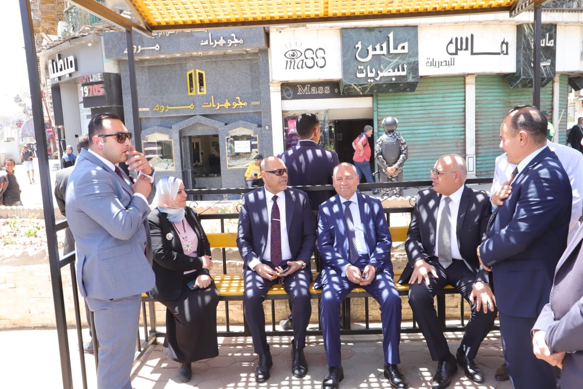  وزير العمل ومحافظ القاهرة يتفقدان أماكن انتظار لائقة لعمال التراحيل بباب الشعرية <br alt=