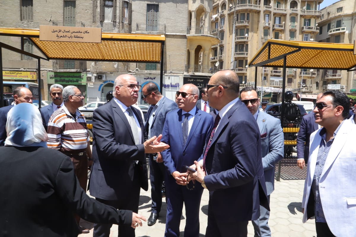  وزير العمل ومحافظ القاهرة يتفقدان أماكن انتظار لائقة لعمال التراحيل بباب الشعرية <br alt=