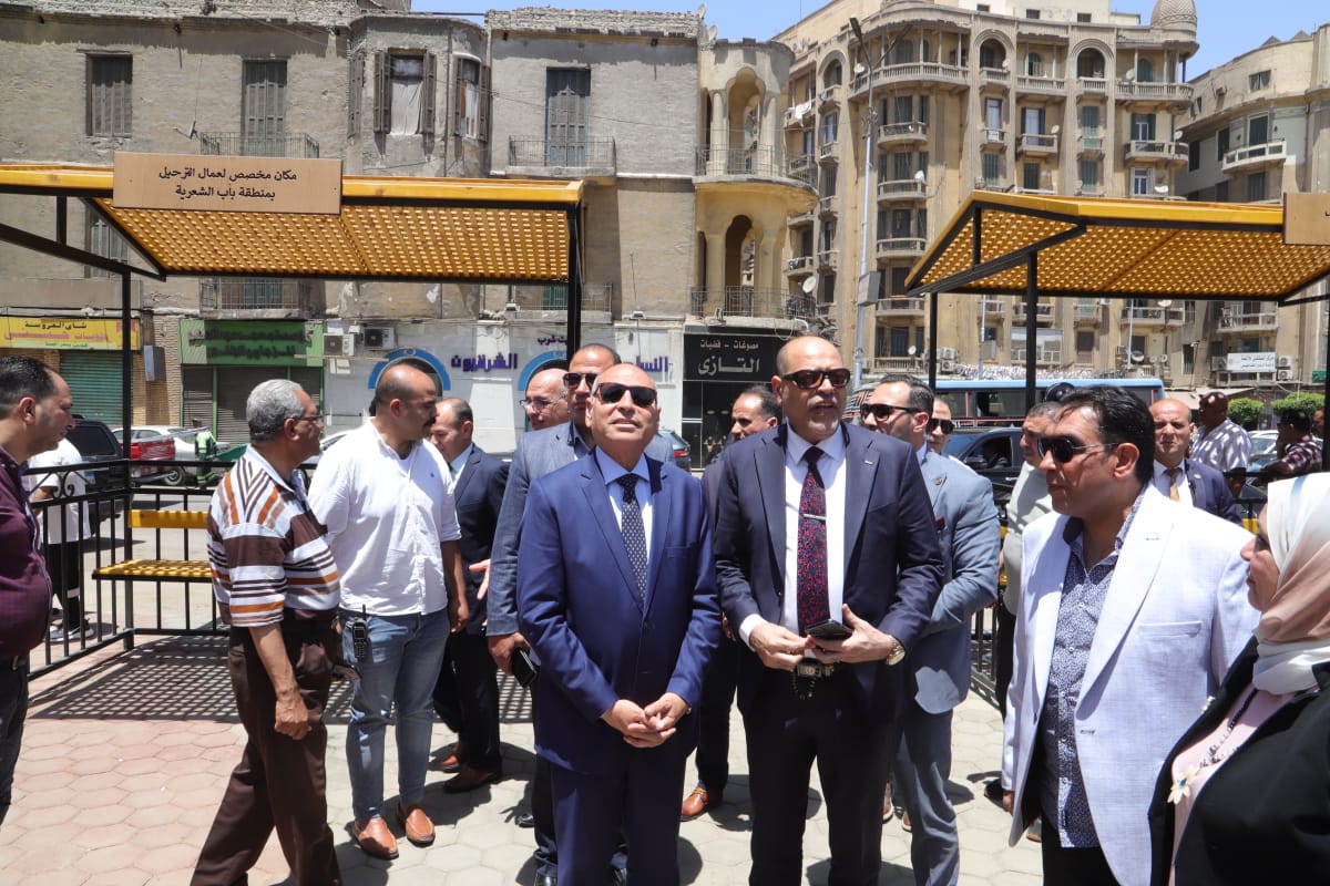  وزير العمل ومحافظ القاهرة يتفقدان أماكن انتظار لائقة لعمال التراحيل بباب الشعرية <br alt=