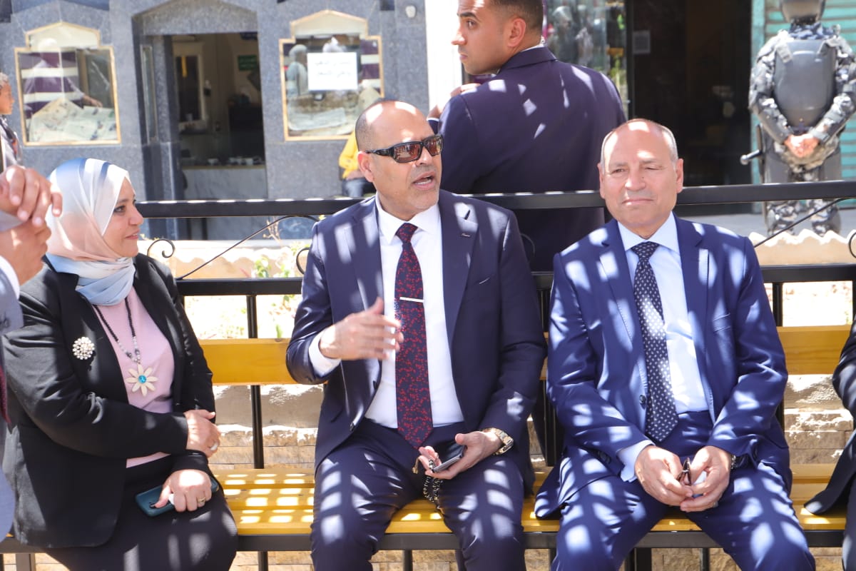  وزير العمل ومحافظ القاهرة يتفقدان أماكن انتظار لائقة لعمال التراحيل بباب الشعرية <br alt=