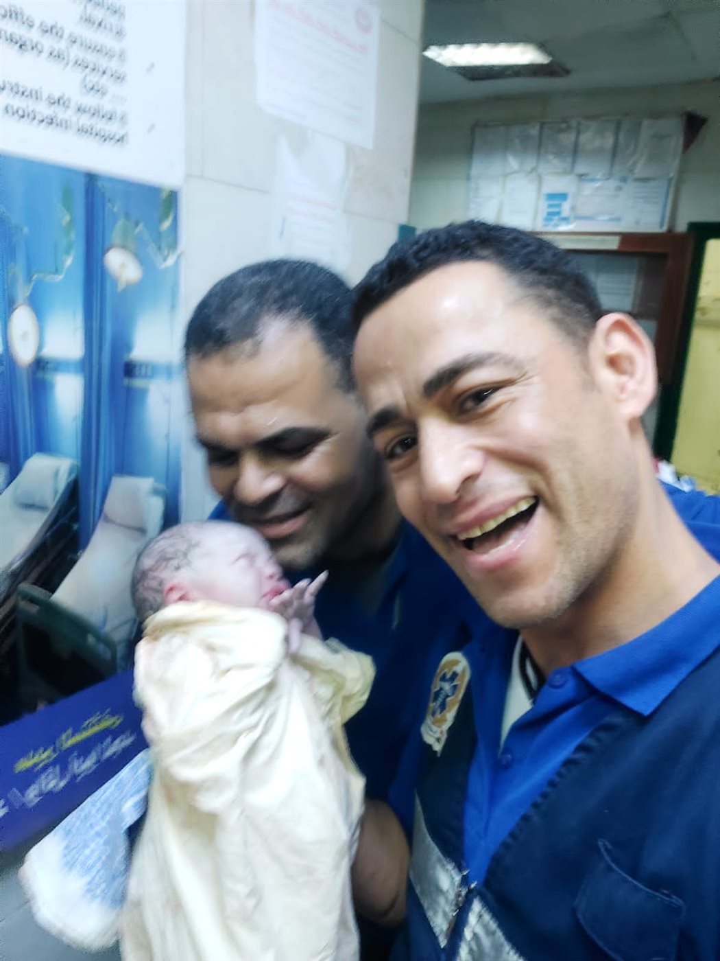 طاقم سيارة الإسعاف مع المولود بمحطة القطار