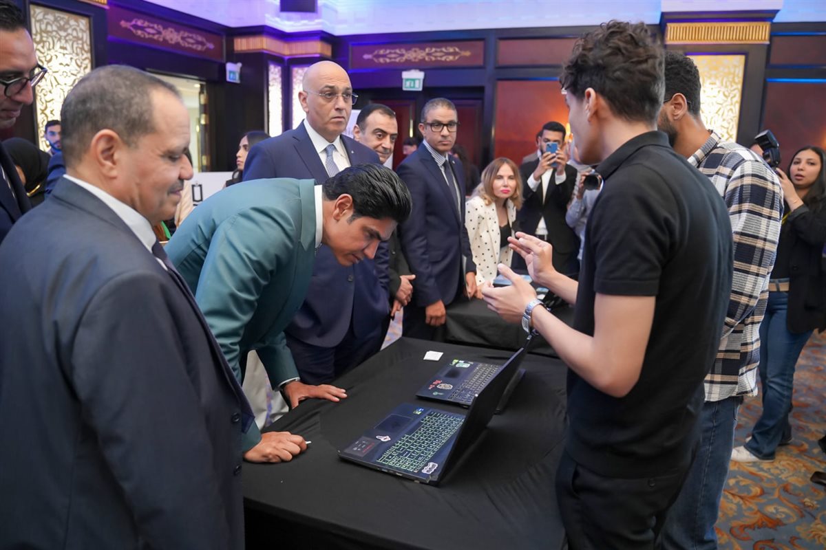 أحمد أبو هشيمة وباسل رحمي يتفقدان مشروعات مسابقة “ستارت أب باور”