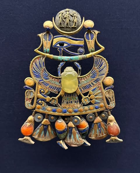 صدرية الملك توت عنخ آمون