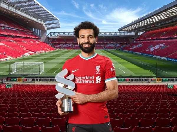 محمد صلاح رفقة جائزة لاعب الموسم في ليفربول