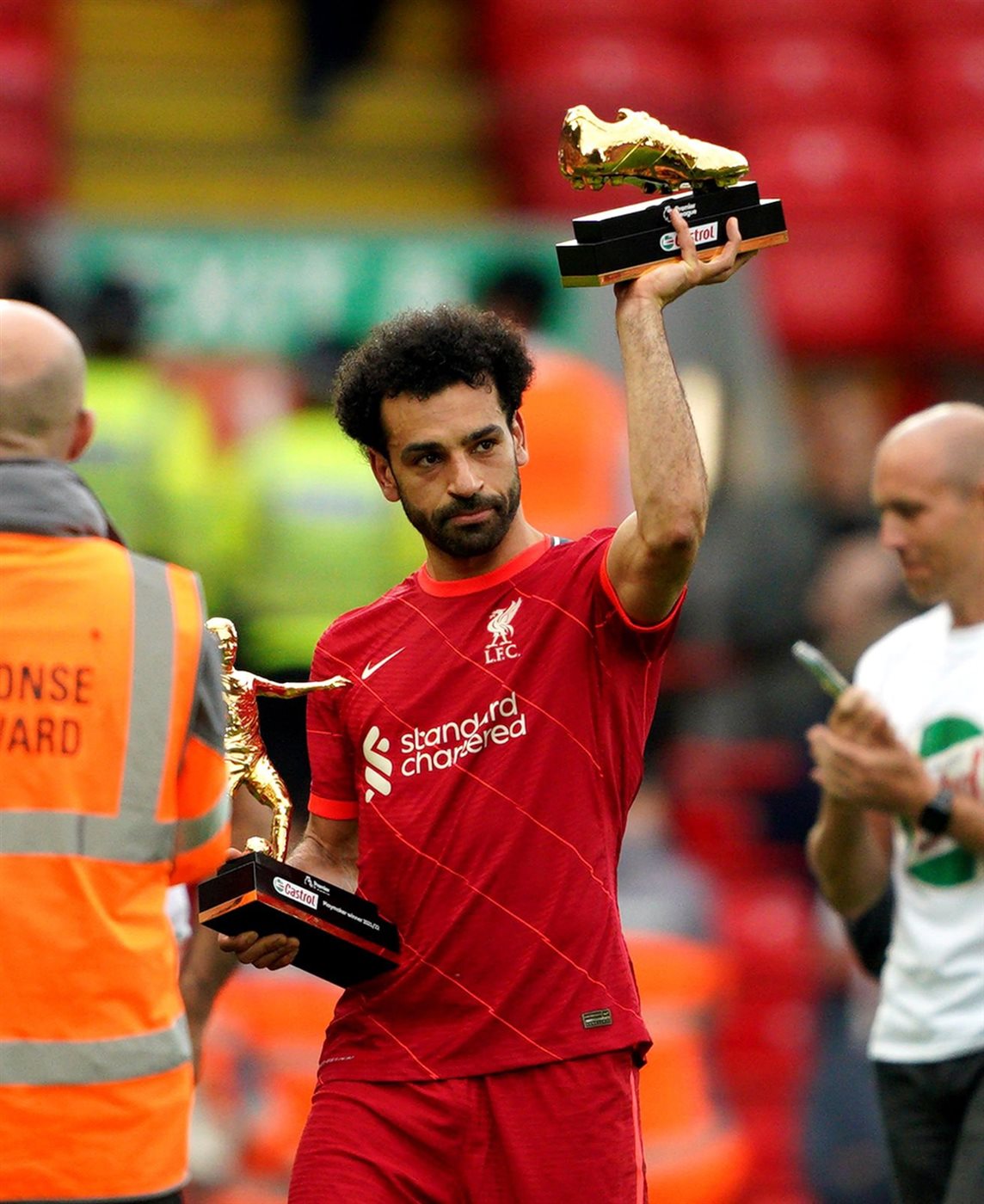 محمد صلاح رفقة جائزة الحذاء الذهبي