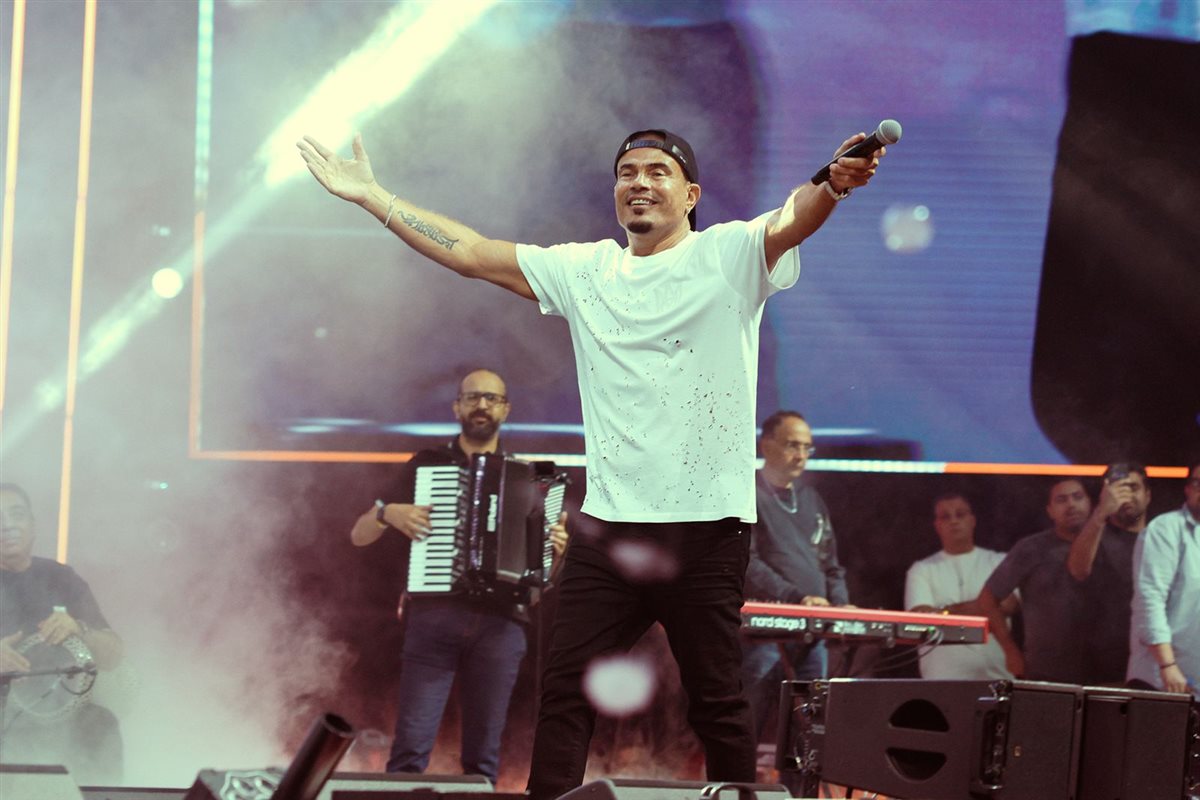 عمرو دياب يشعل الارينا في أعلى حضور جماهيري بالكويت (7)