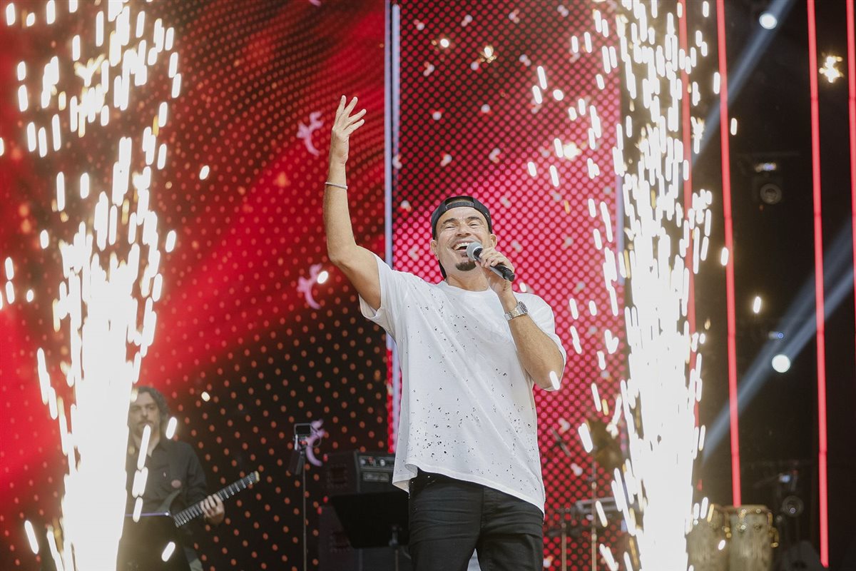 عمرو دياب يشعل الارينا في أعلى حضور جماهيري بالكويت (8)