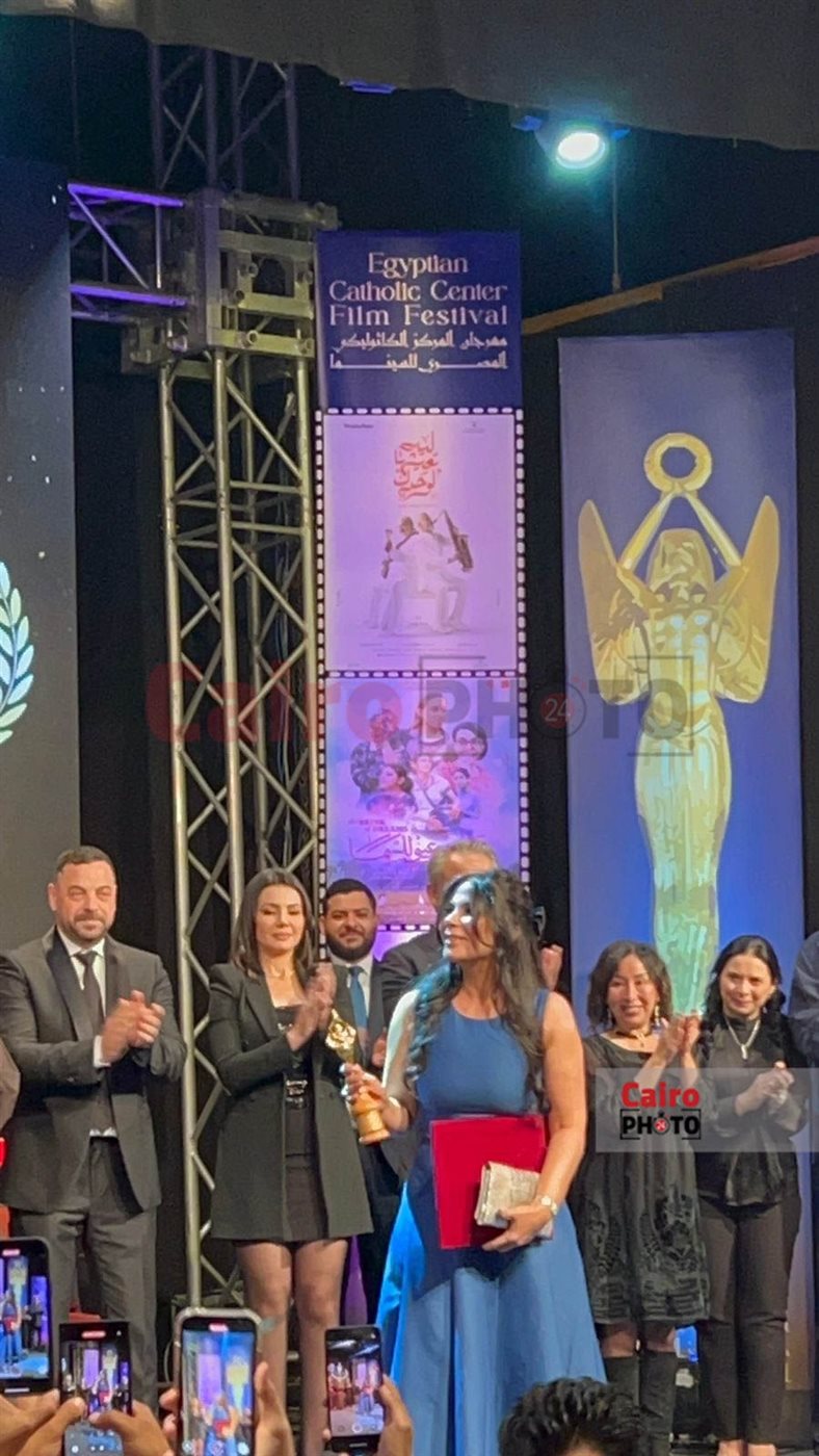 تكريم منى زكي في ختام الدورة الـ 73 من مهرجان المركز الكاثوليكي للسينما