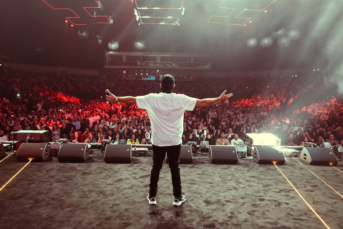 عمرو دياب يشعل الارينا في أعلى حضور جماهيري بالكويت (9)