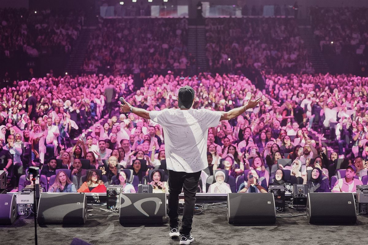 عمرو دياب يشعل الارينا في أعلى حضور جماهيري بالكويت (11)