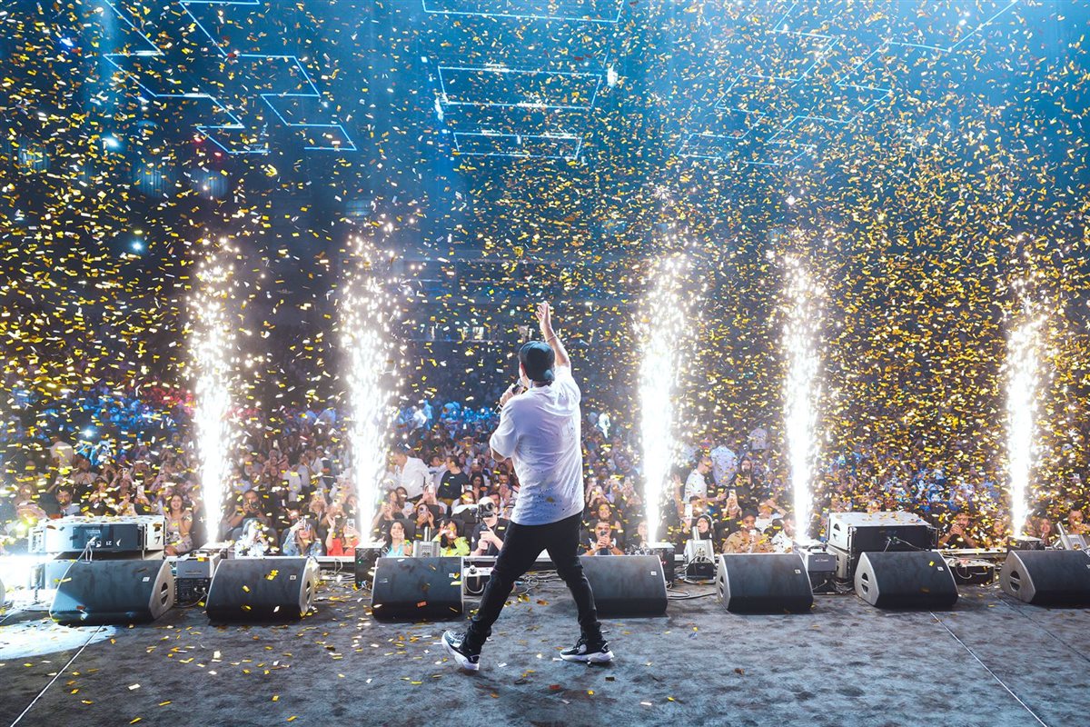 عمرو دياب يشعل الارينا في أعلى حضور جماهيري بالكويت (16)